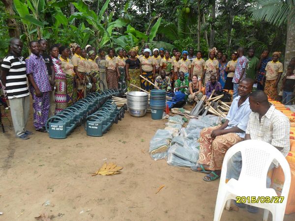 Lire la suite à propos de l’article Remise de matériels de maraîchage et de conservation de l’huile de palme aux femmes rurales par l’ONG GBEWA